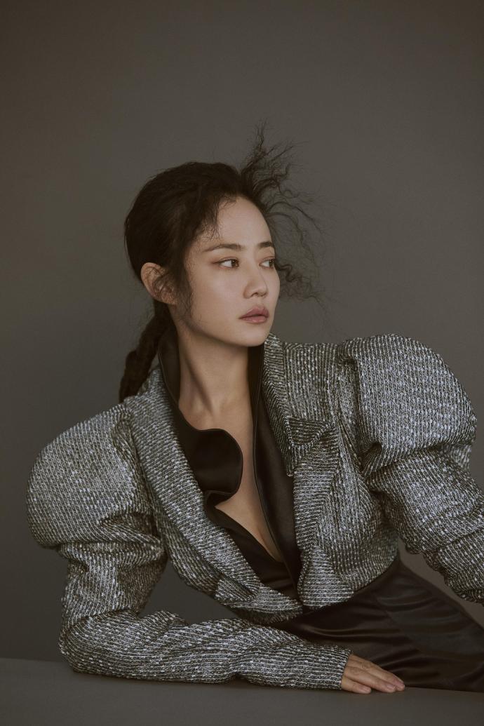 高清中国大陆吉林长春女演员谭卓复古温柔范儿性感写真图片