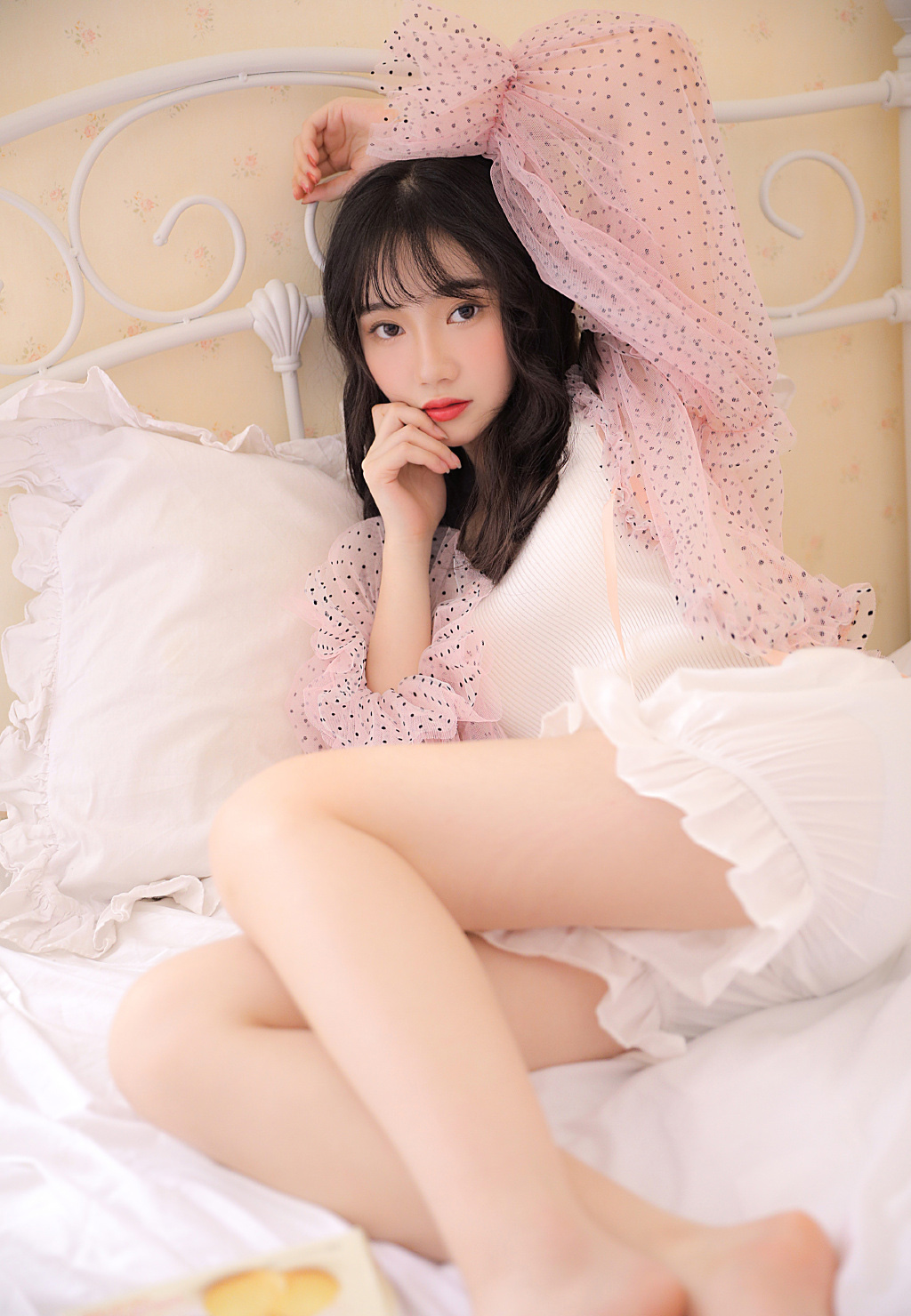 床上美女图片