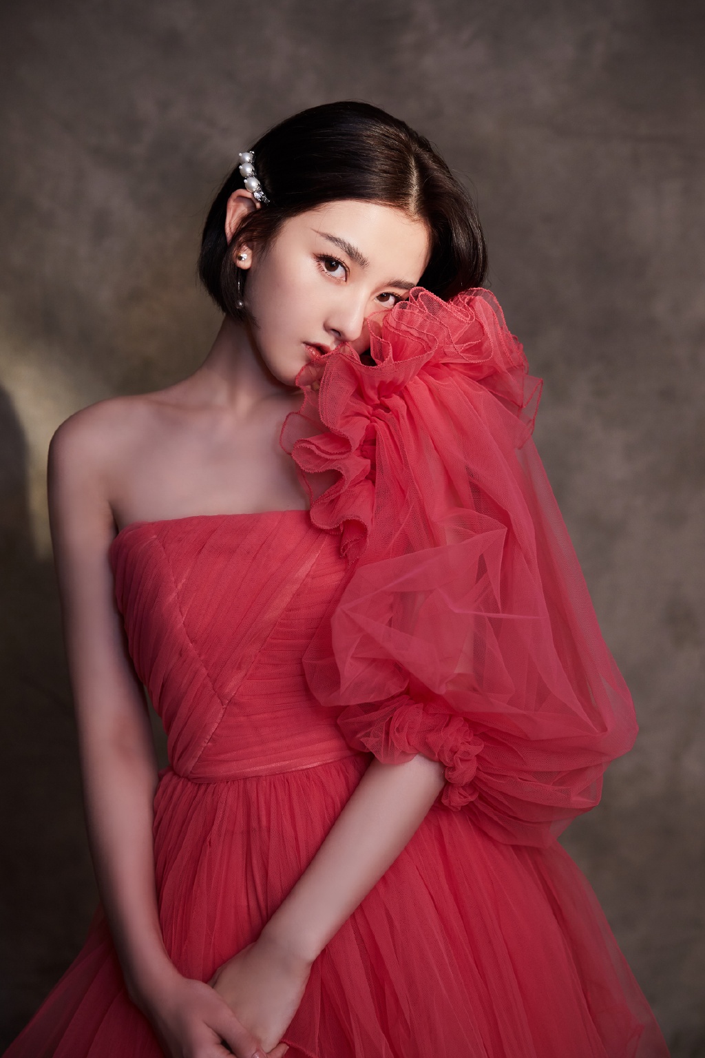 中国北京当代95后女演员小哪吒宋祖儿时尚清新写真桌面壁纸图片