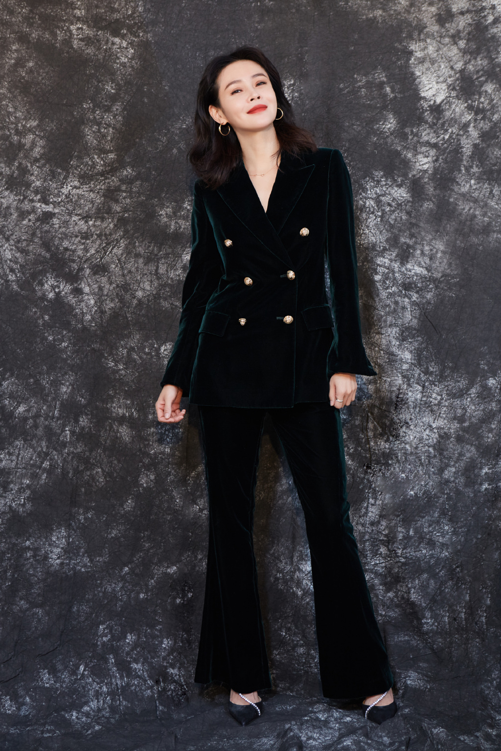 中国内地吉林省长春市南关女演员于明加Lorla气质美女明星床上调皮写真图片
