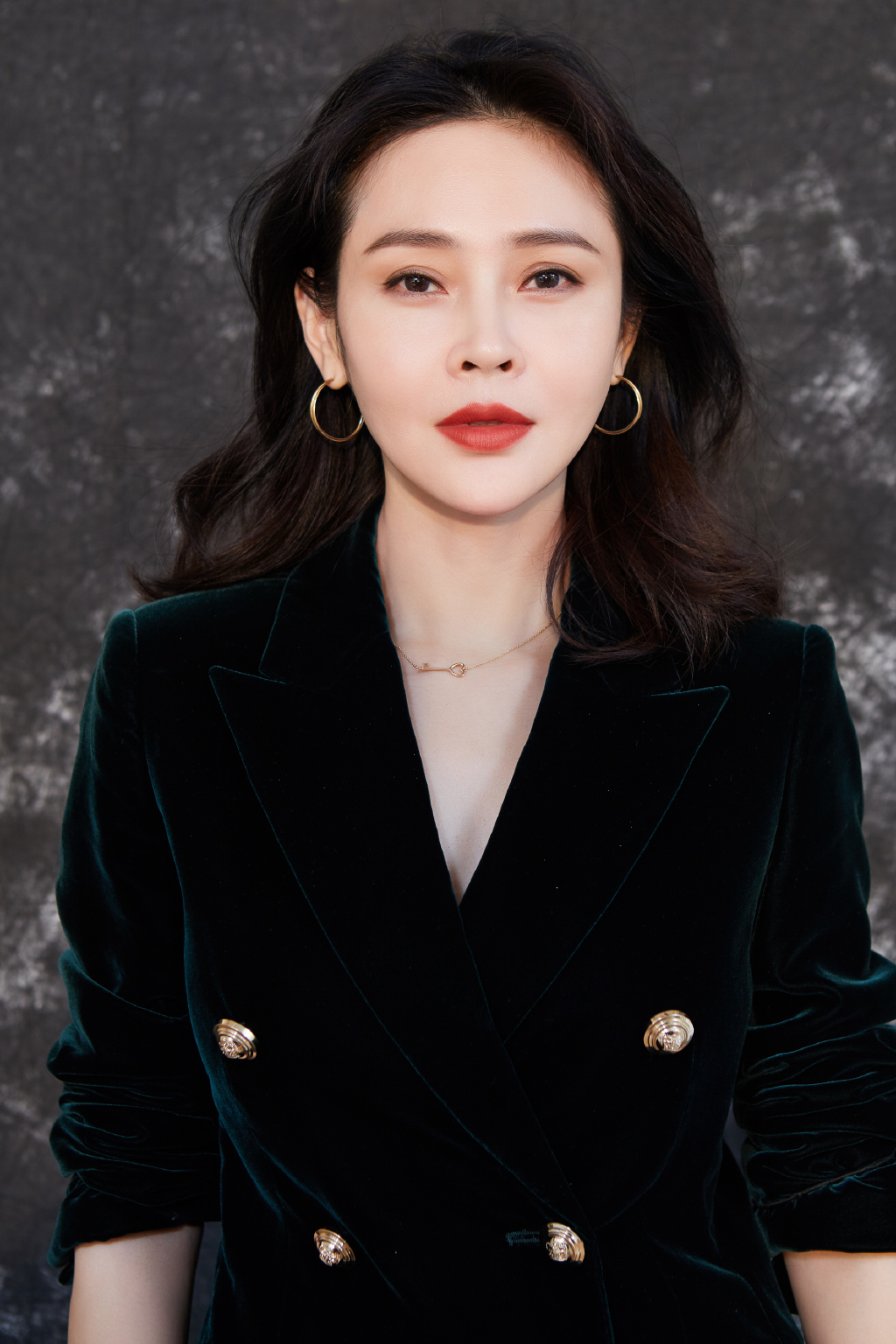 中国内地吉林省长春市南关女演员于明加Lorla气质美女明星床上调皮写真图片 中国内地吉林省长春市南关女演员于明加Lorla气质美女明星床上调皮写真图片