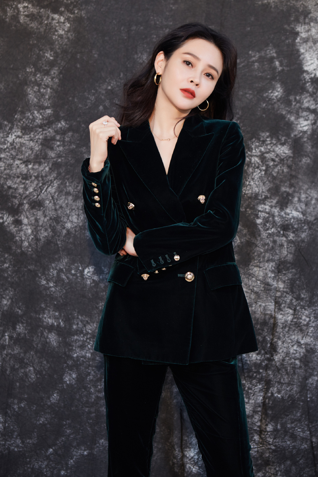 中国内地吉林省长春市南关女演员于明加Lorla气质美女明星床上调皮写真图片 中国内地吉林省长春市南关女演员于明加Lorla气质美女明星床上调皮写真图片