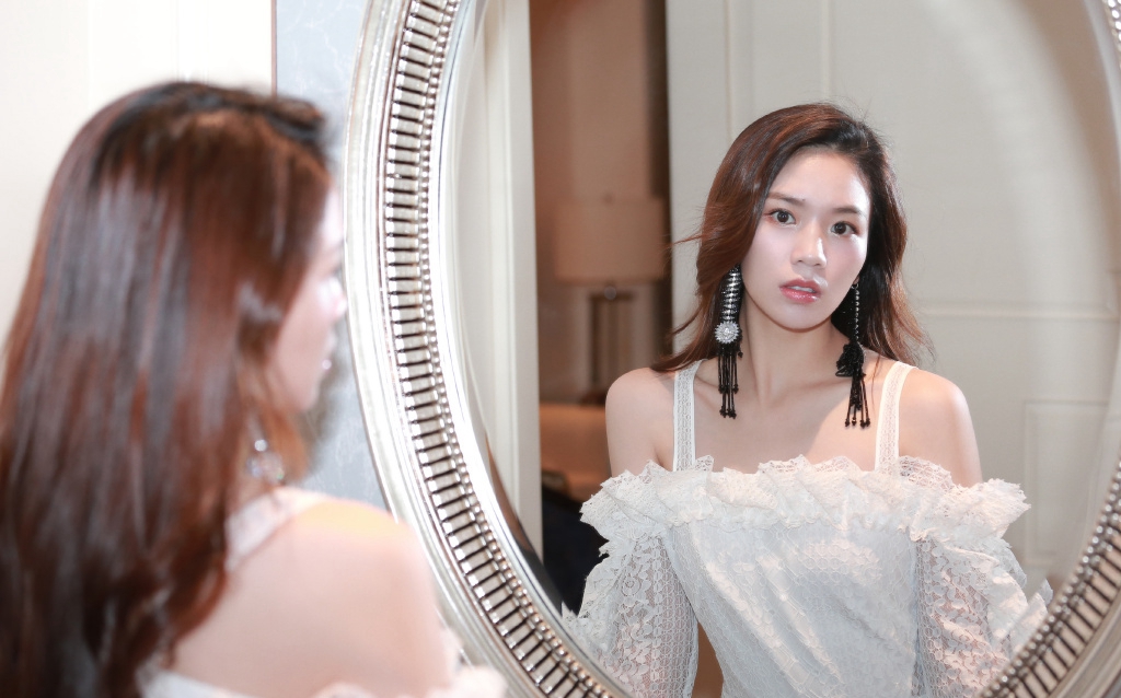 中国内地四川省达州市渠县人女歌手黄英性感灵动写真图片图片