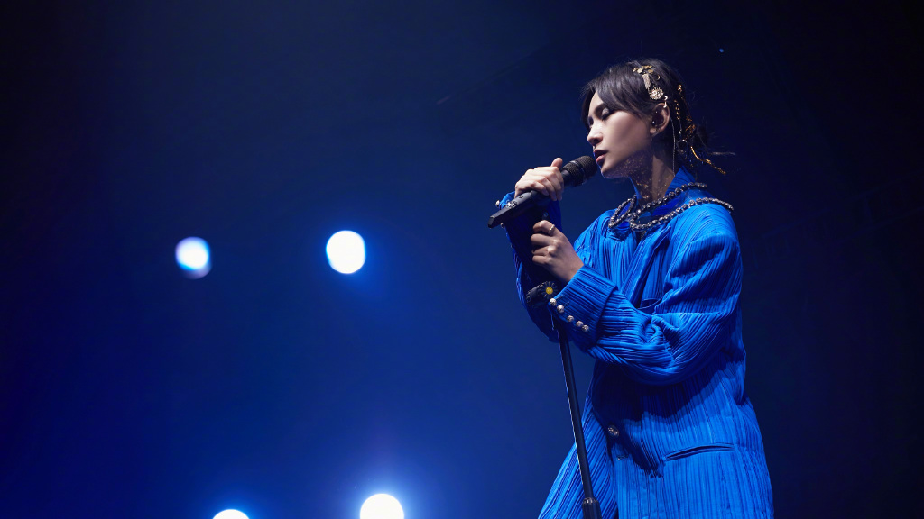 中国内地辽宁省沈阳女演员屈菁菁抹胸裙性感优雅写真图片图片