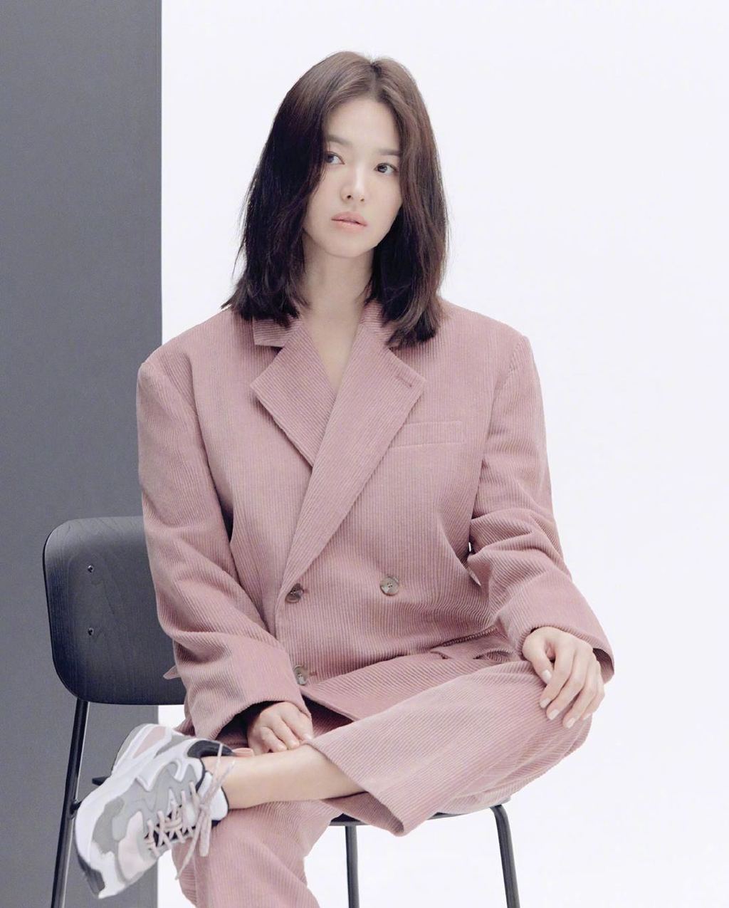 高清韩国大邱广域市女明显宋慧乔图片：亮相Burberry2017秋冬大秀现场图片图片