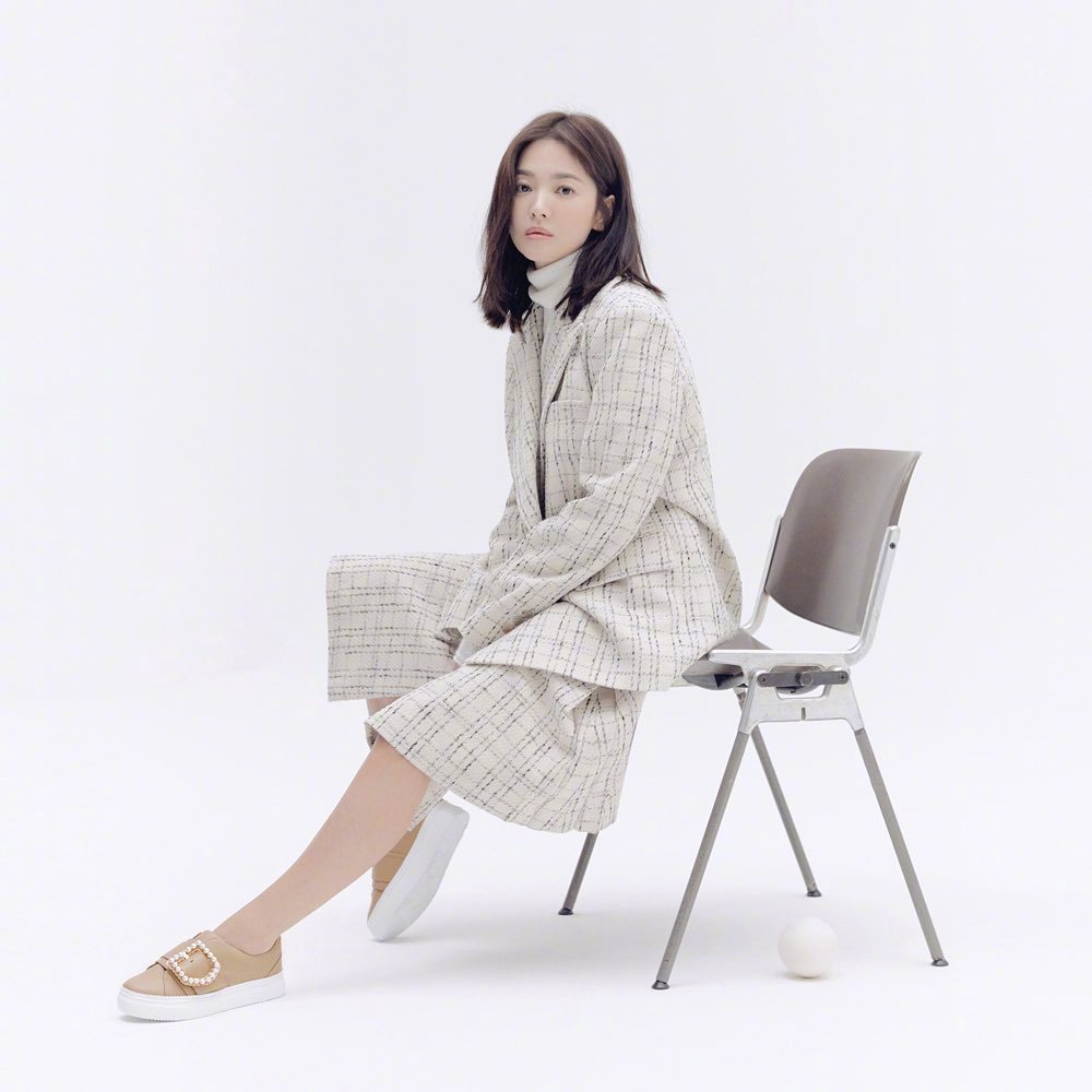 高清韩国大邱广域市女明显宋慧乔图片：亮相Burberry2017秋冬大秀现场图片图片