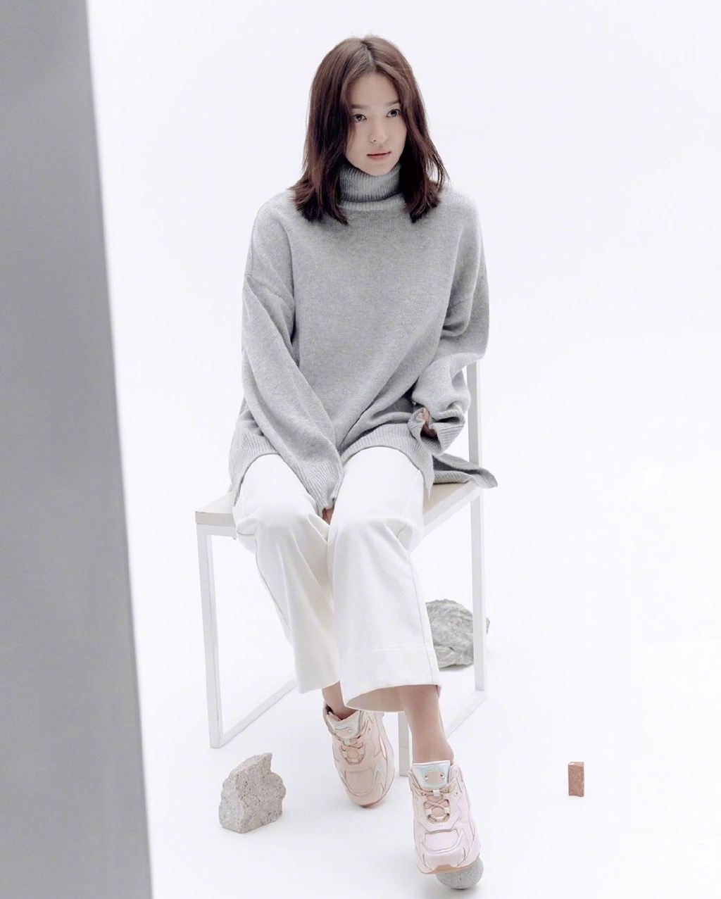 高清韩国大邱广域市女明显宋慧乔图片：亮相Burberry2017秋冬大秀现场图片图片