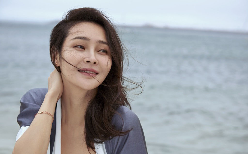 中国内地吉林省长春市南关女演员于明加Lorla气质美女明星床上调皮写真图片 中国内地吉林省长春市南关女演员于明加Lorla气质美女明星床上调皮写真图片