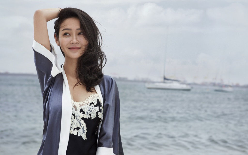 中国内地吉林省长春市南关女演员于明加Lorla气质美女明星床上调皮写真图片 中国内地吉林省长春市南关女演员于明加Lorla气质美女明星床上调皮写真图片