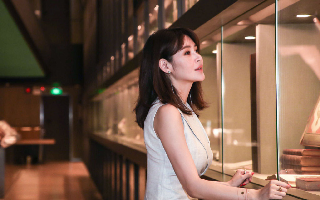中国内地吉林省长春市南关女演员于明加Lorla气质美女明星床上调皮写真图片 中国内地吉林省长春市南关女演员于明加Lorla气质美女明星床上调皮写真图片