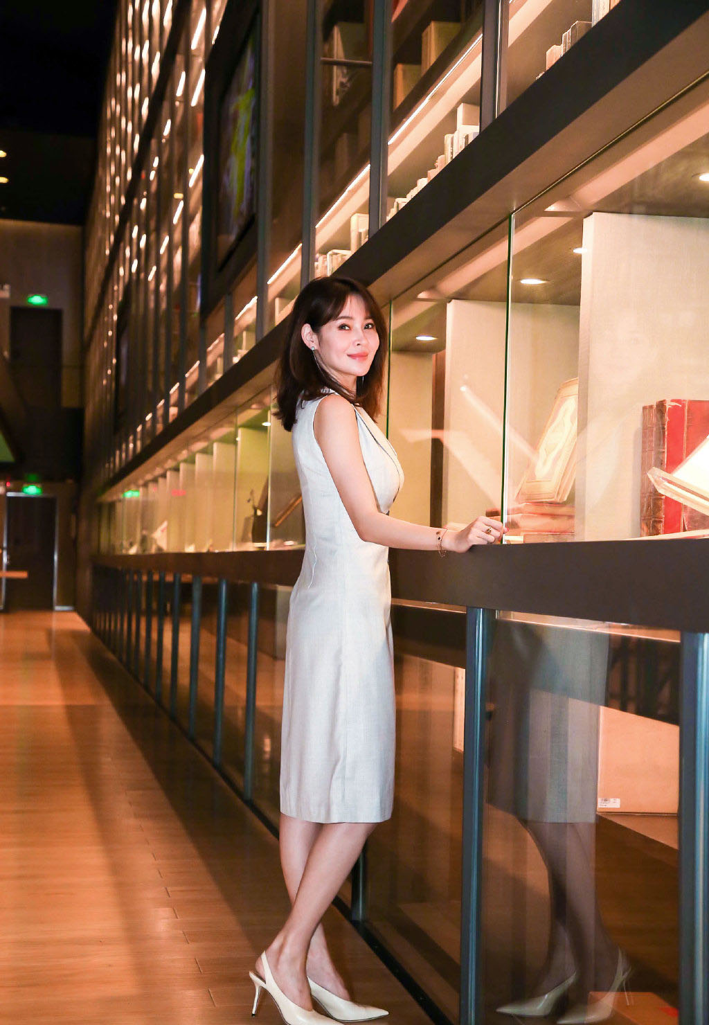 中国内地吉林省长春市南关女演员于明加Lorla气质美女明星床上调皮写真图片