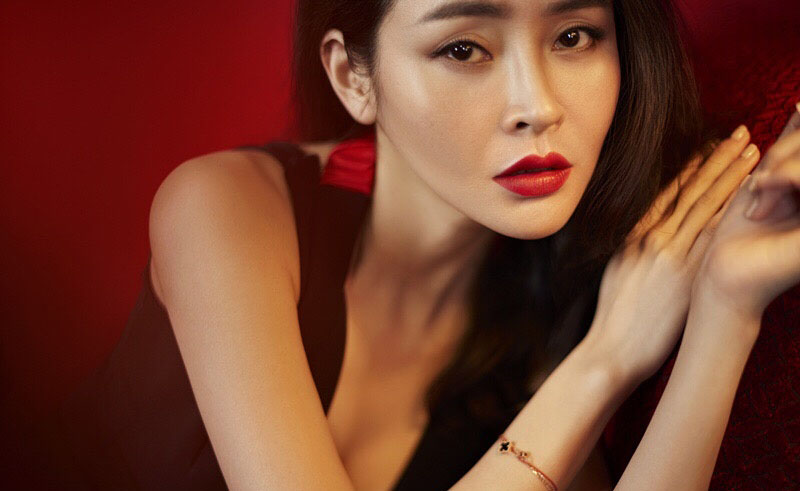 中国内地吉林省长春市南关女演员于明加Lorla气质美女明星床上调皮写真图片