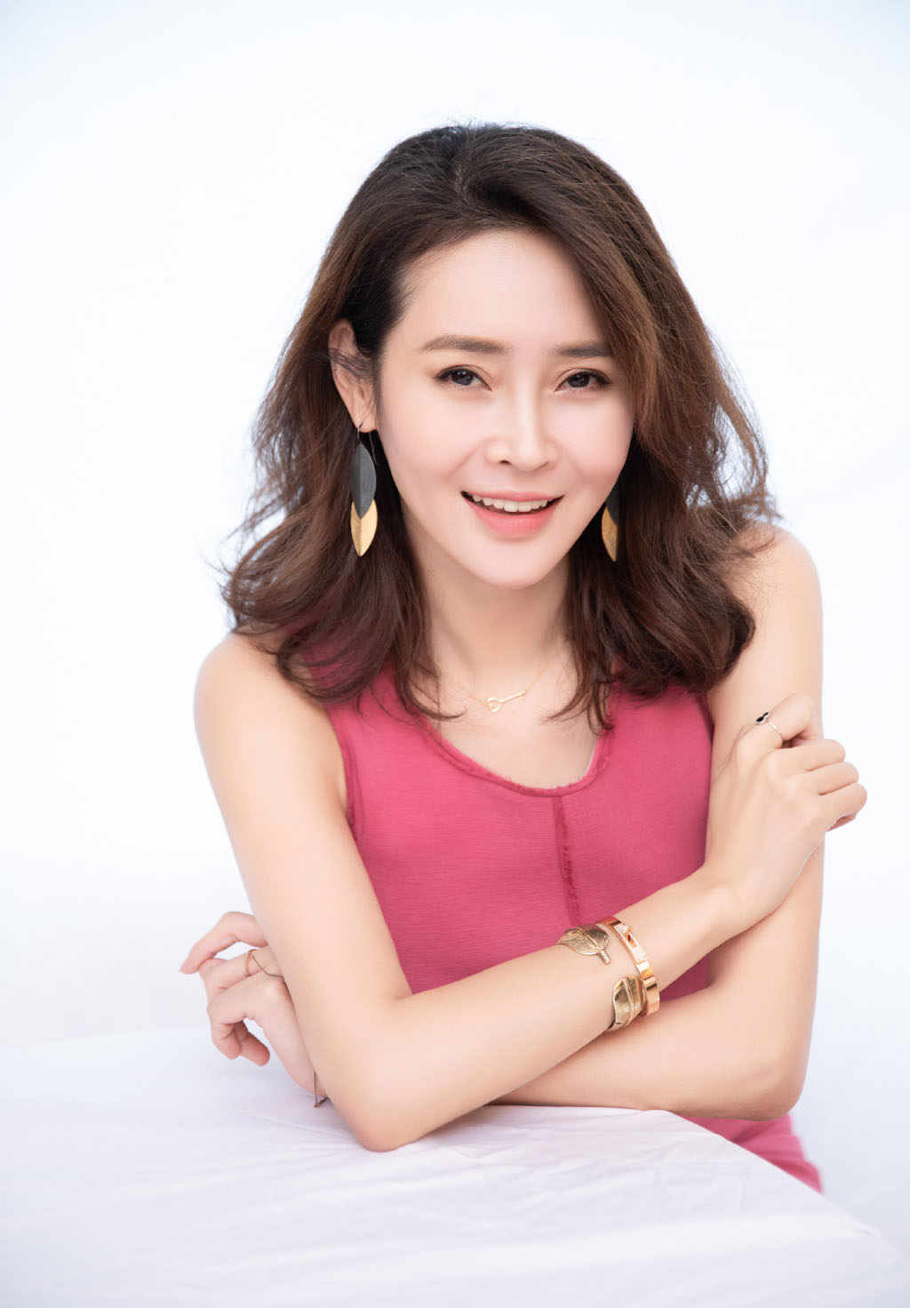 中国内地吉林省长春市南关女演员于明加Lorla气质美女明星床上调皮写真图片