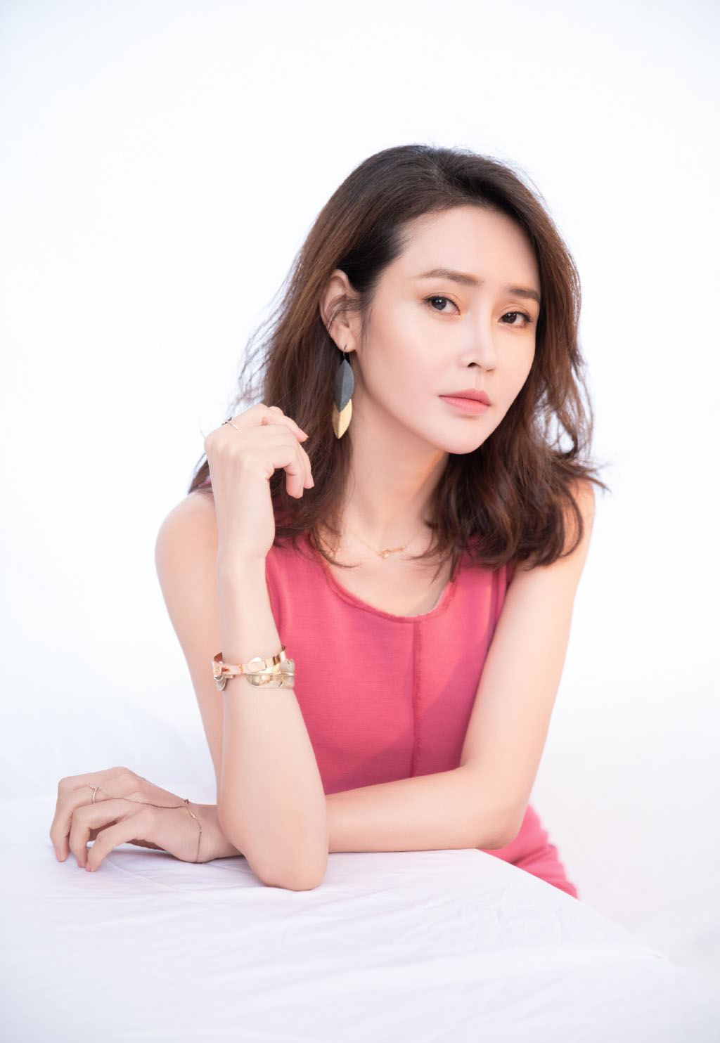 中国内地吉林省长春市南关女演员于明加Lorla气质美女明星床上调皮写真图片
