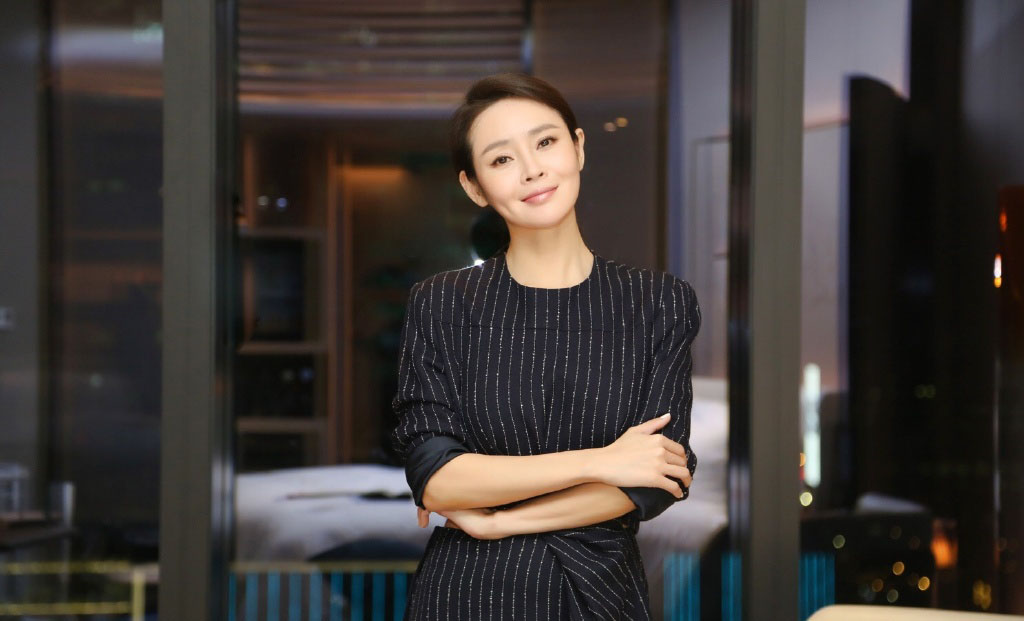 中国内地吉林省长春市南关女演员于明加Lorla气质美女明星床上调皮写真图片