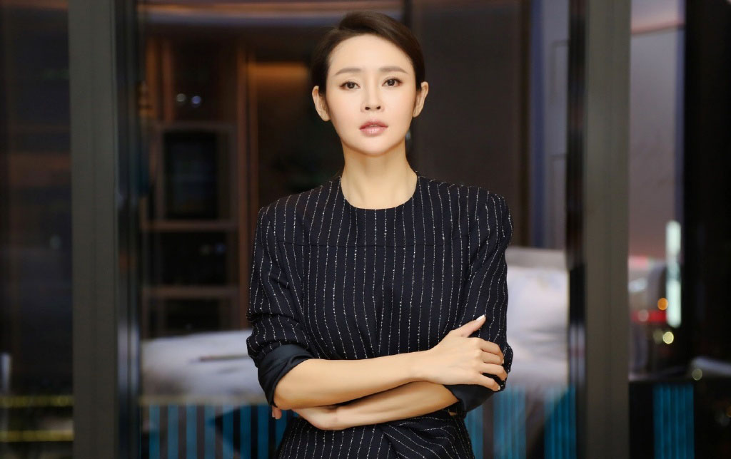 中国内地吉林省长春市南关女演员于明加Lorla气质美女明星床上调皮写真图片