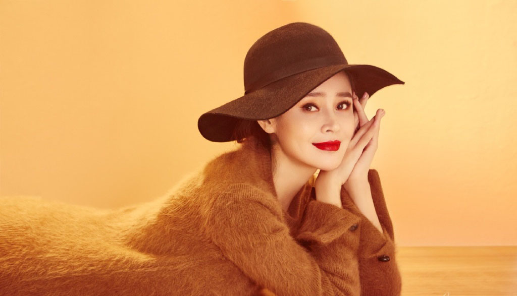 中国内地吉林省长春市南关女演员于明加Lorla气质美女明星床上调皮写真图片