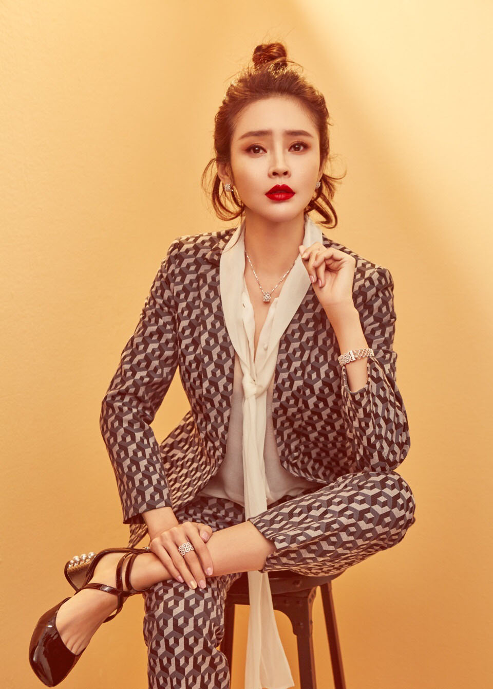 中国内地吉林省长春市南关女演员于明加Lorla气质美女明星床上调皮写真图片