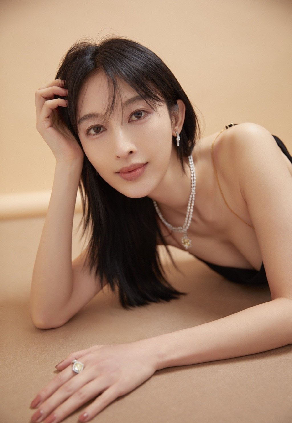 中国大陆广西省桂林模特女演员张俪美艳迷人黑裙写真图片图片