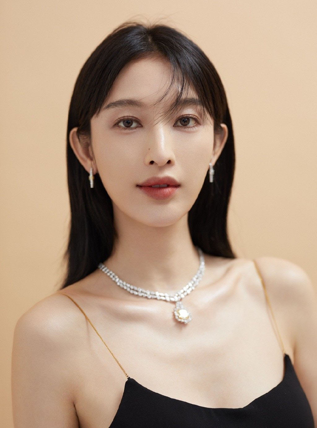 中国大陆广西省桂林模特女演员张俪美艳迷人黑裙写真图片图片