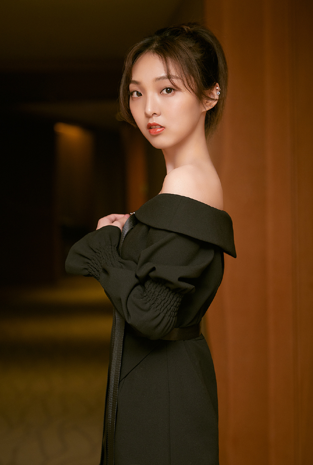高清内陆美女星强东玥红色西装干练写真图片图片