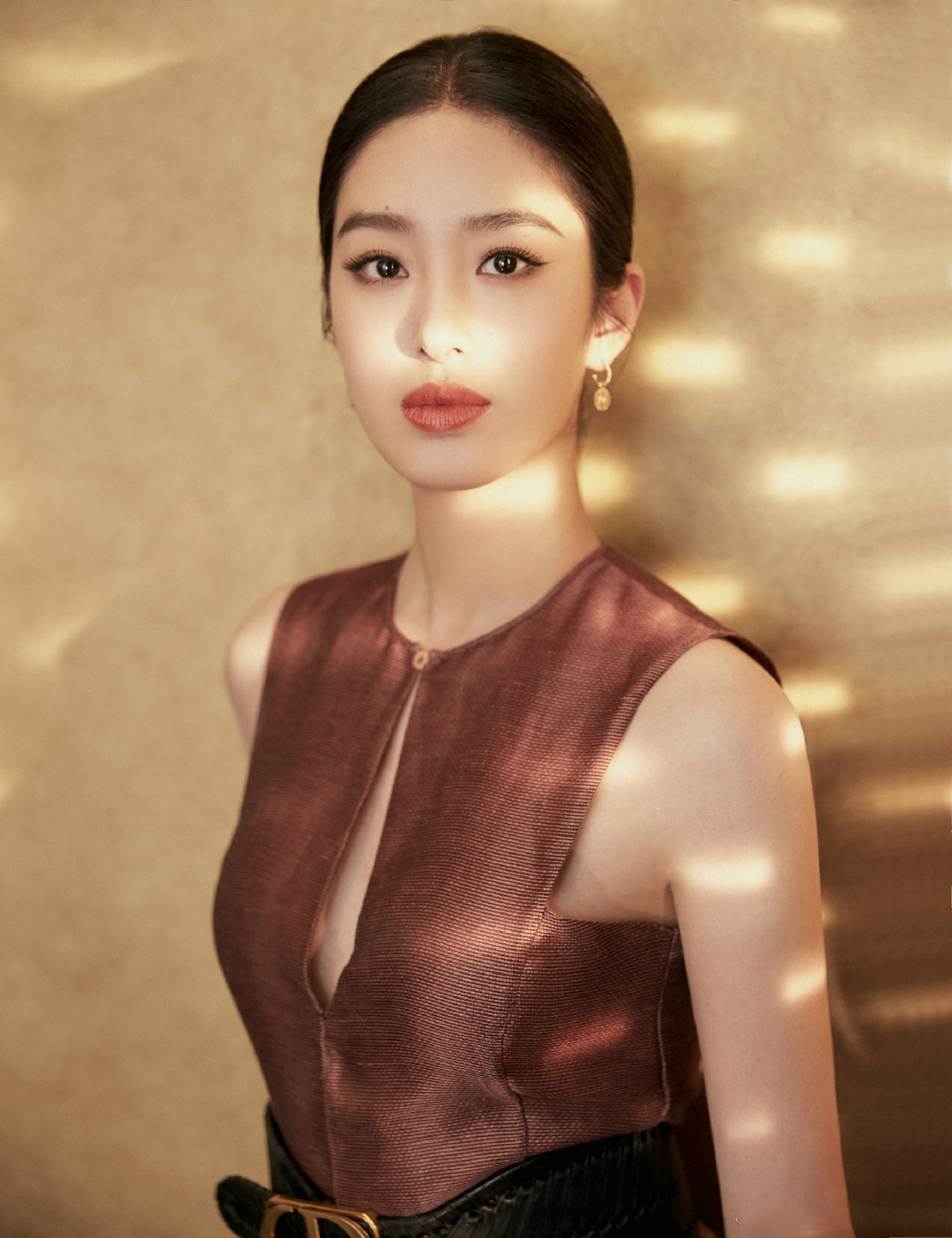 中国内地女演员、歌手、主持人杨采钰优雅温婉写真图片图片