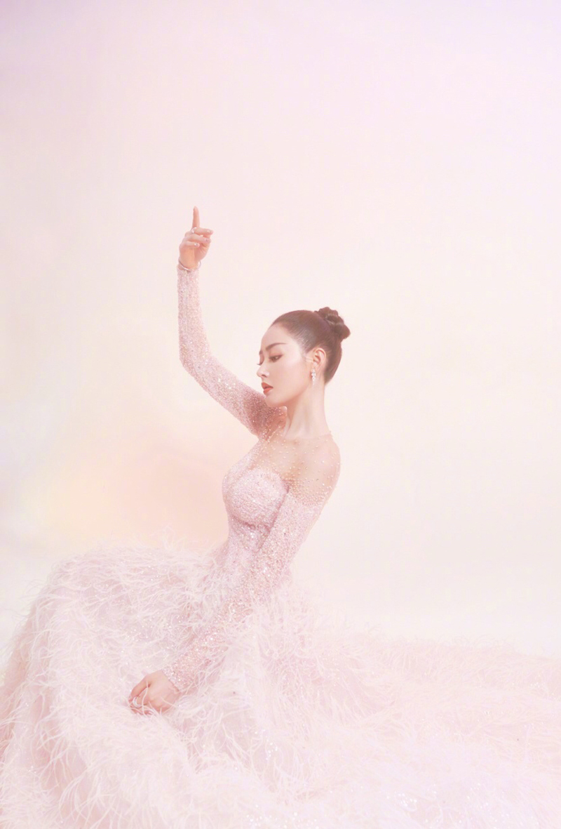 高清哈尔滨新生代女演员张天爱最新时尚杂志封面写真图片图片