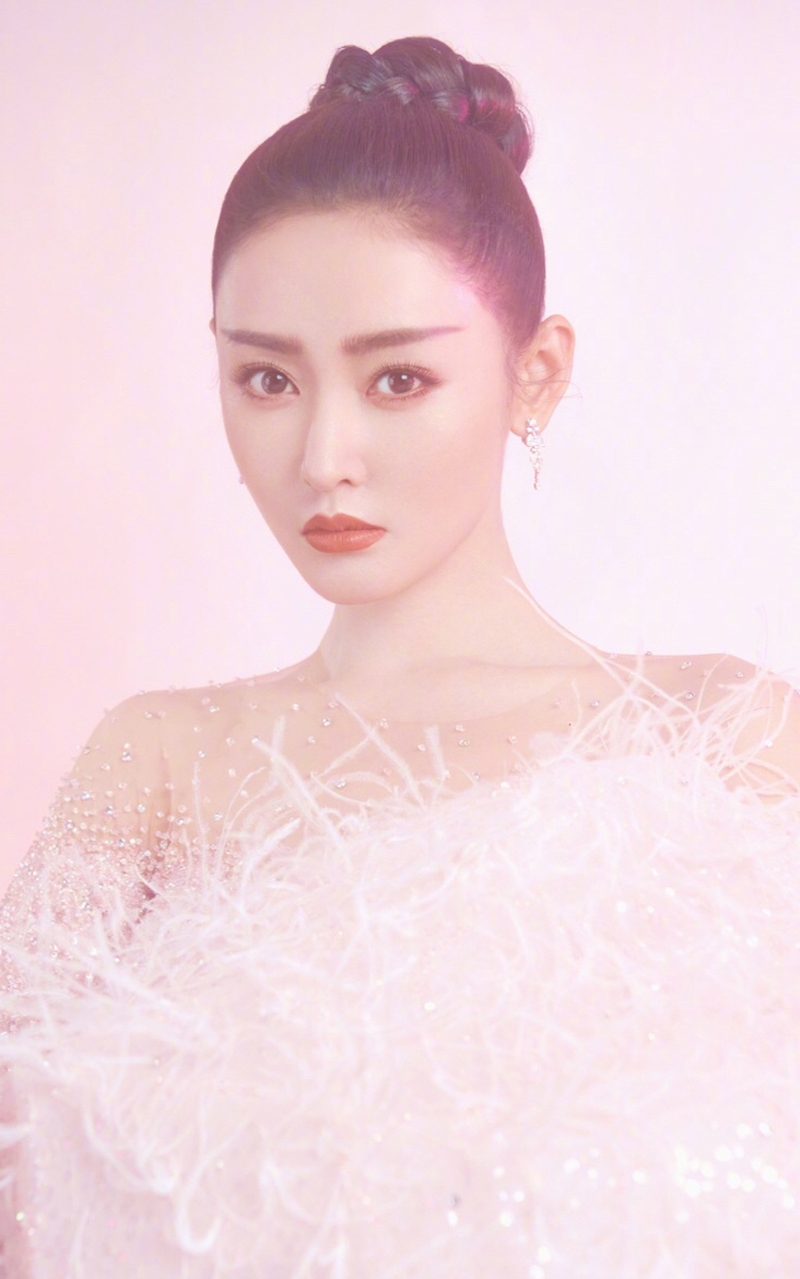 高清哈尔滨新生代女演员张天爱最新时尚杂志封面写真图片图片
