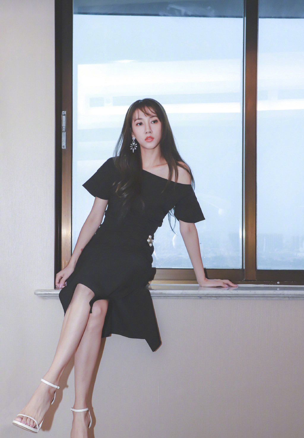 大陆广西壮族自治区百色弦子黑色斜肩礼服性感写真图片