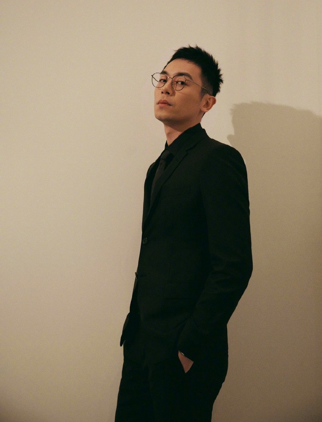 中国大陆江苏省盐城男演员朱亚文微博电影之夜西装图片图片