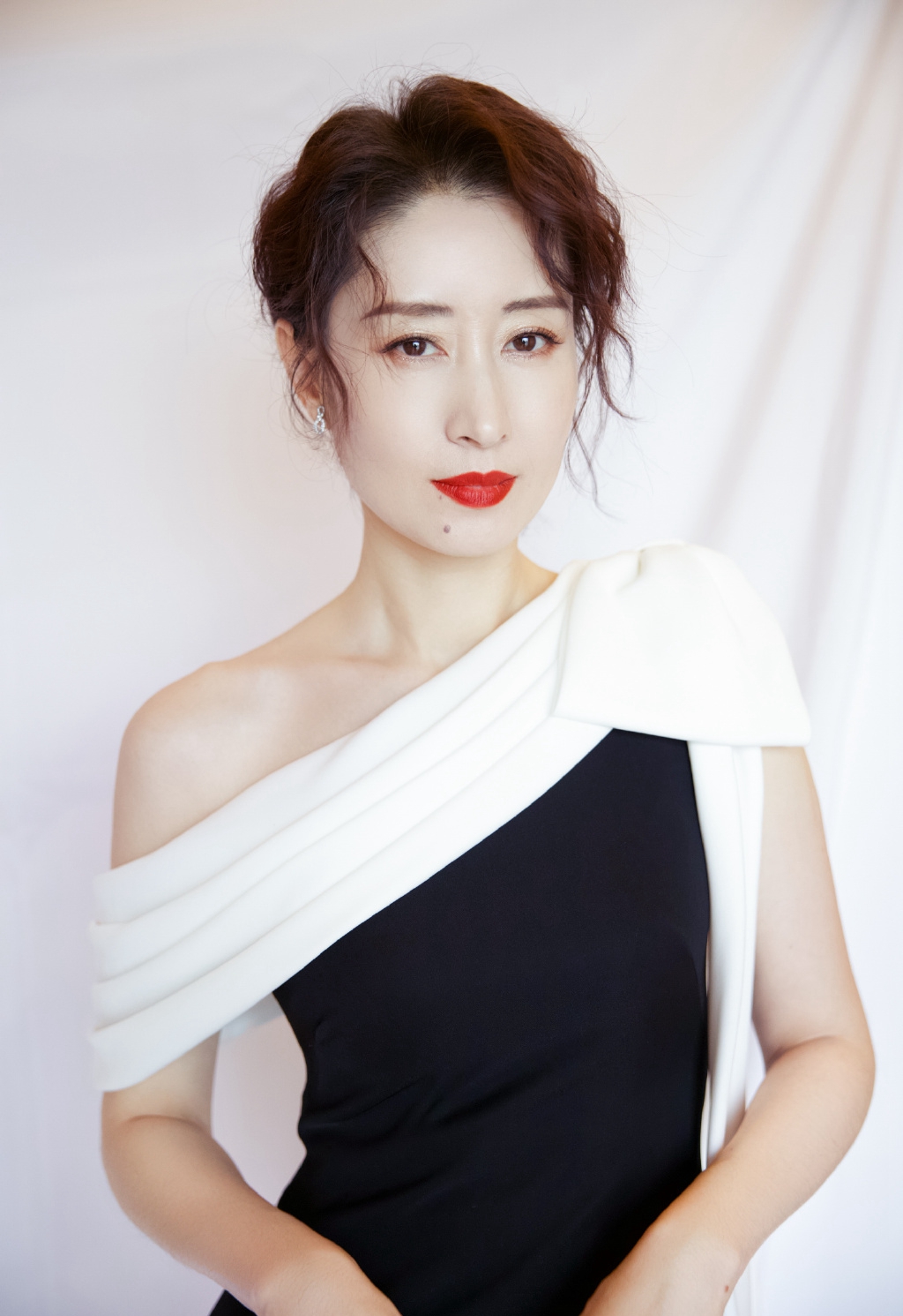 高清湖北武汉影视女演员刘敏涛知性优雅时尚写真高清图片图片