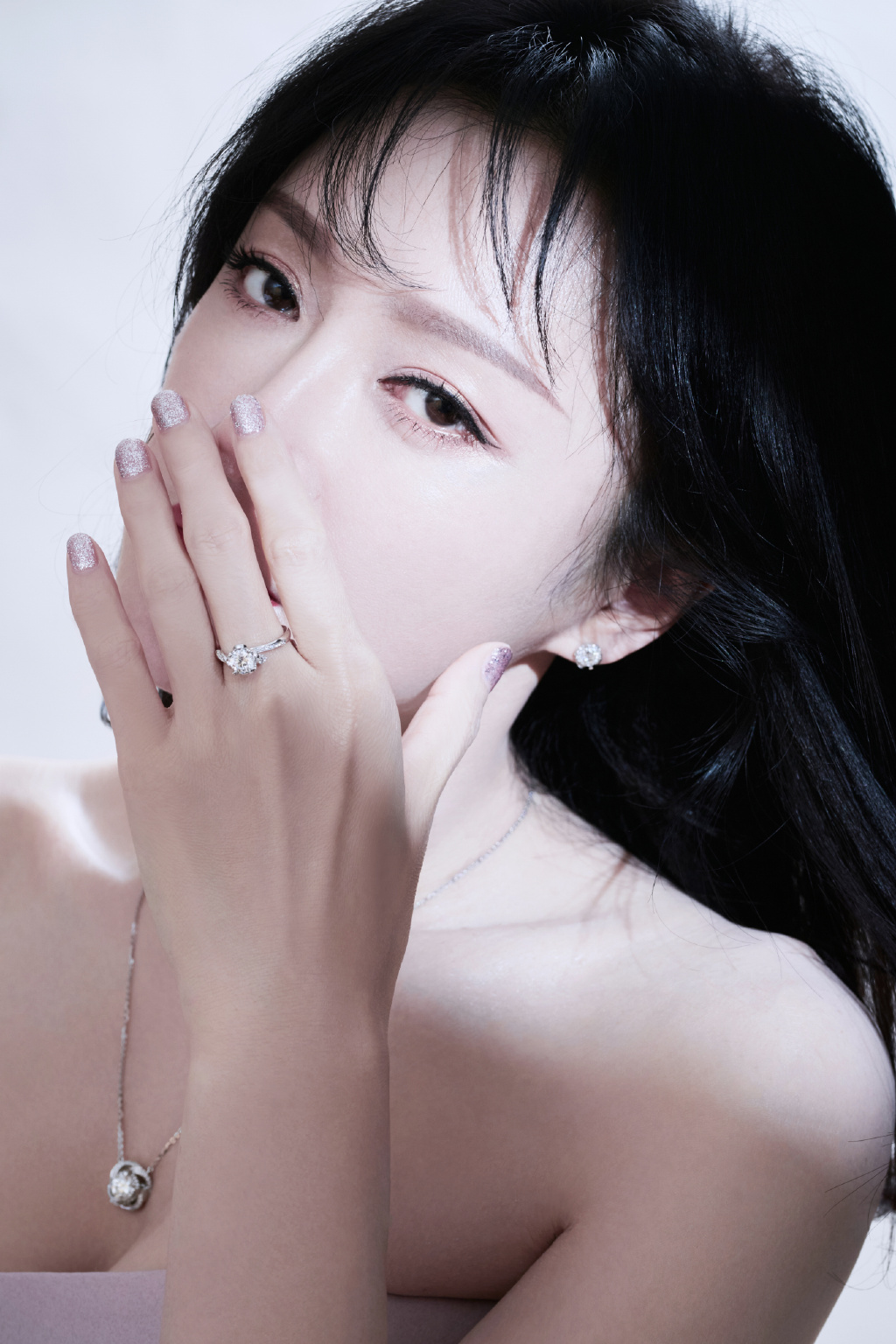 高清中国内地辽宁省沈阳女演员秦岚钻石蓝睫毛魅力性感写真图片