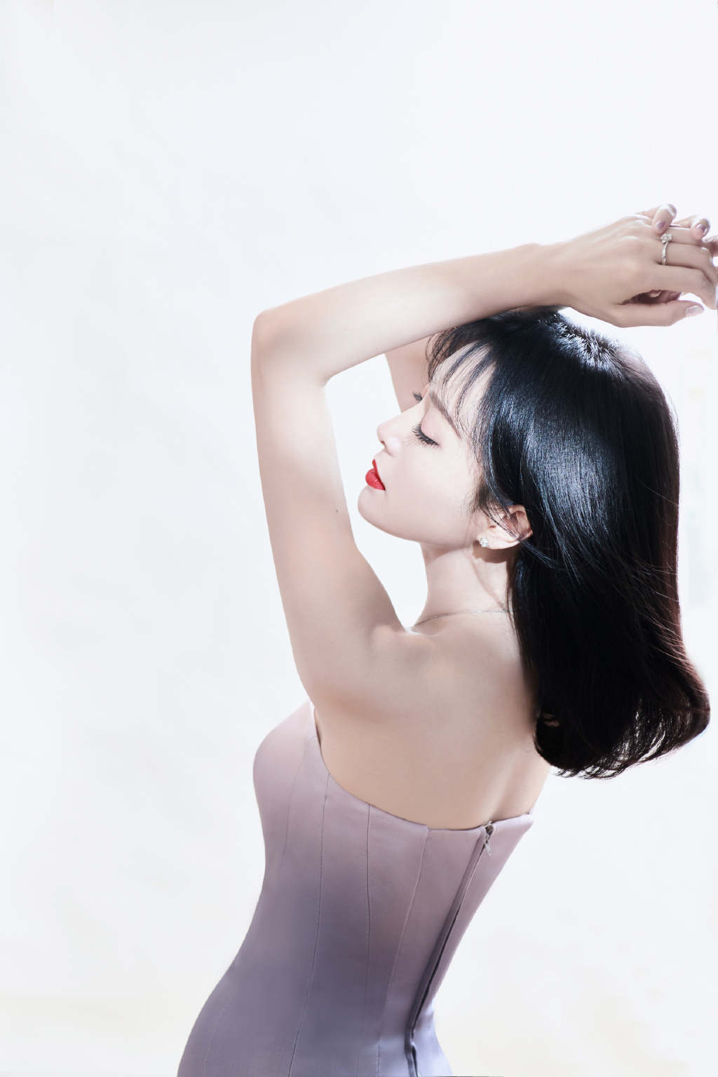 高清中国内地辽宁省沈阳女演员秦岚优雅自信性感写真图片