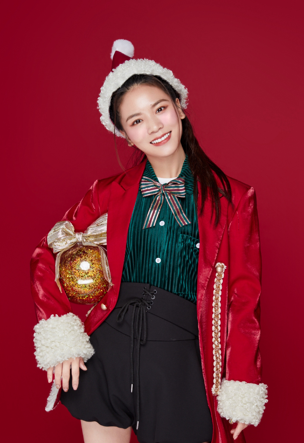 中国内地四川省达州市渠县人女歌手黄英性感灵动写真图片图片