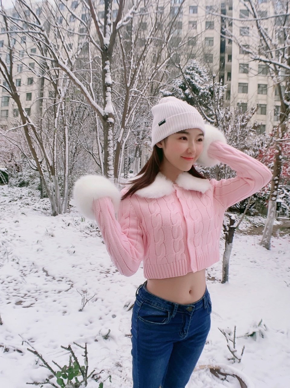 宁心露脐装雪景自拍图片图片