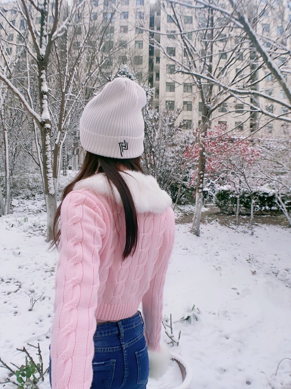 宁心露脐装雪景自拍图片图片