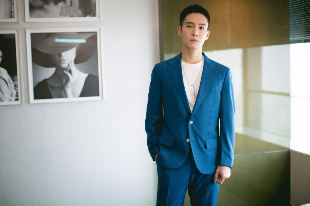 高清浙江省杭州男明显盛一伦蓝色平纹西服帅气图片图片