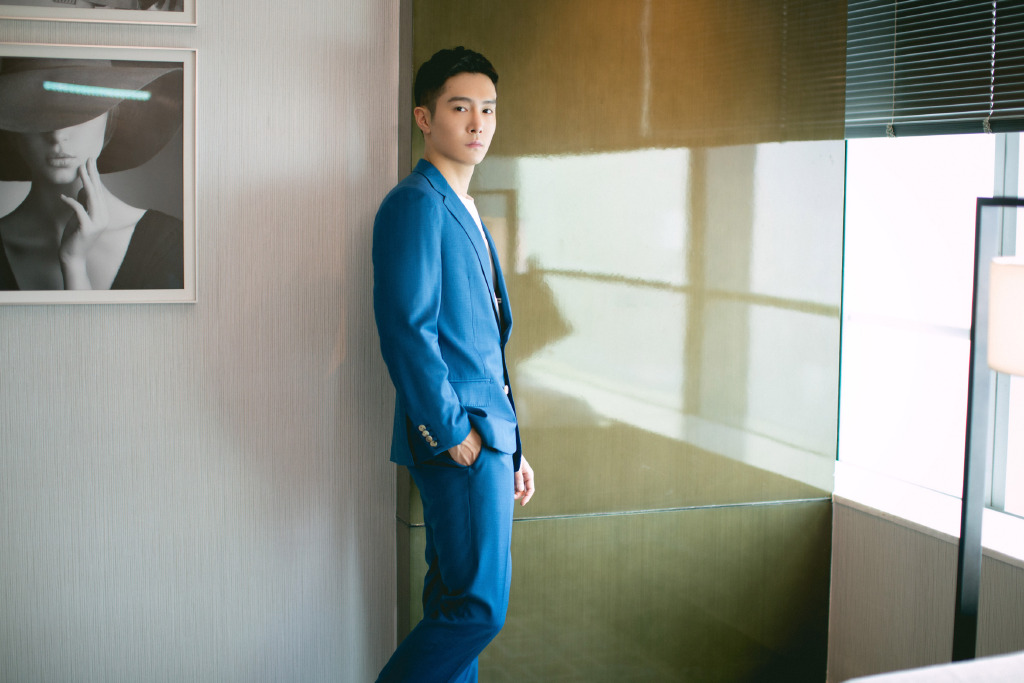 高清浙江省杭州男明显盛一伦蓝色平纹西服帅气图片图片