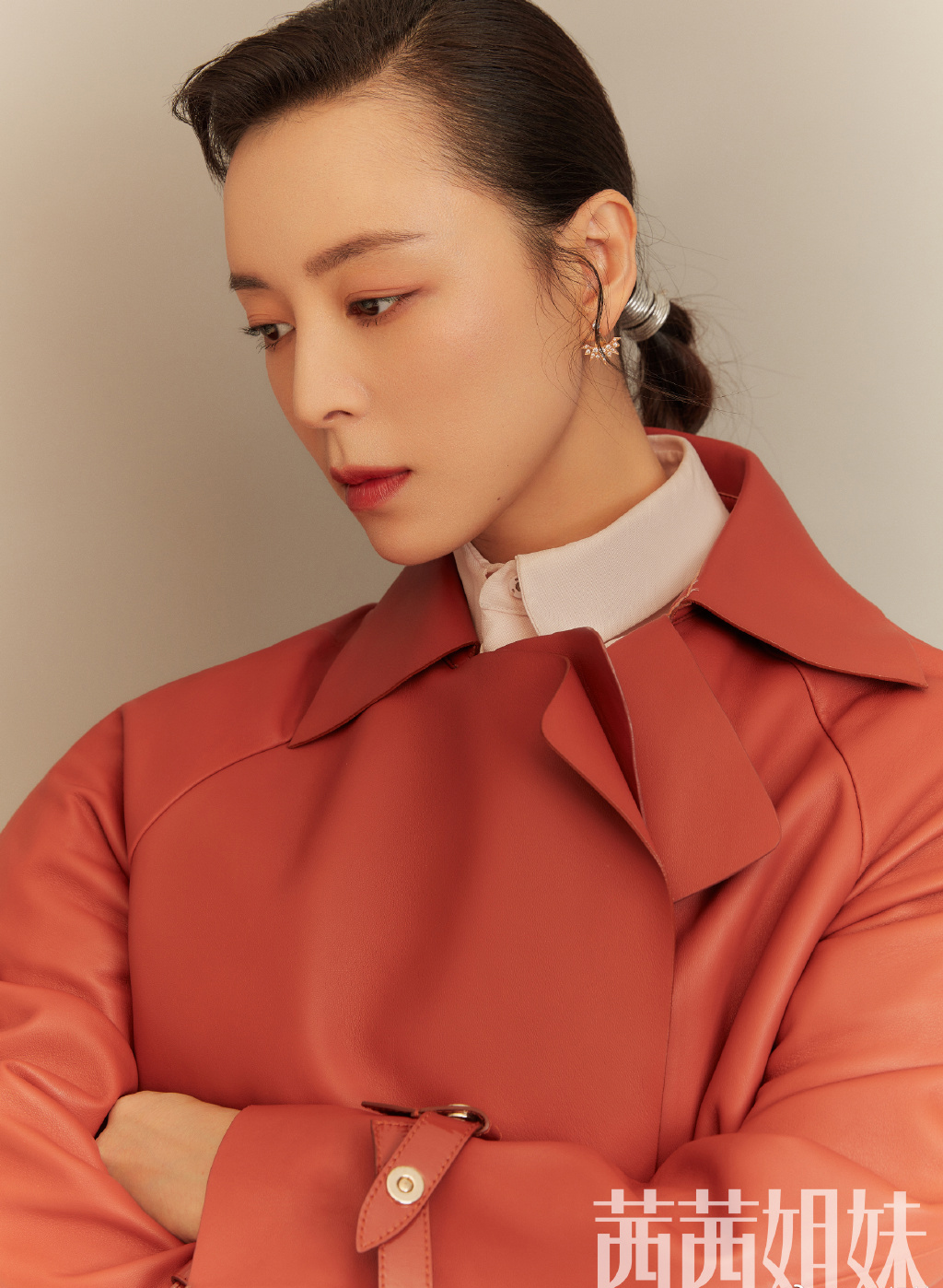 中国内地福建永安女演员张静初红衣造型写真图片：知性优雅图片