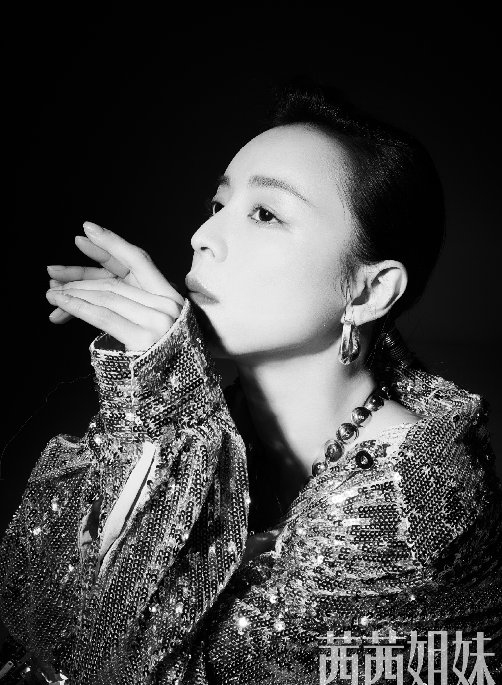 中国内地福建永安女演员美女张静初登杂志封面性感写真图片