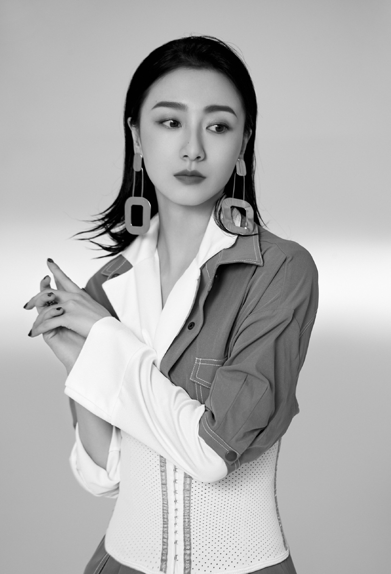 中国内地内蒙古自治区牙克石女演员叶青时尚摩登黑白写真图片图片