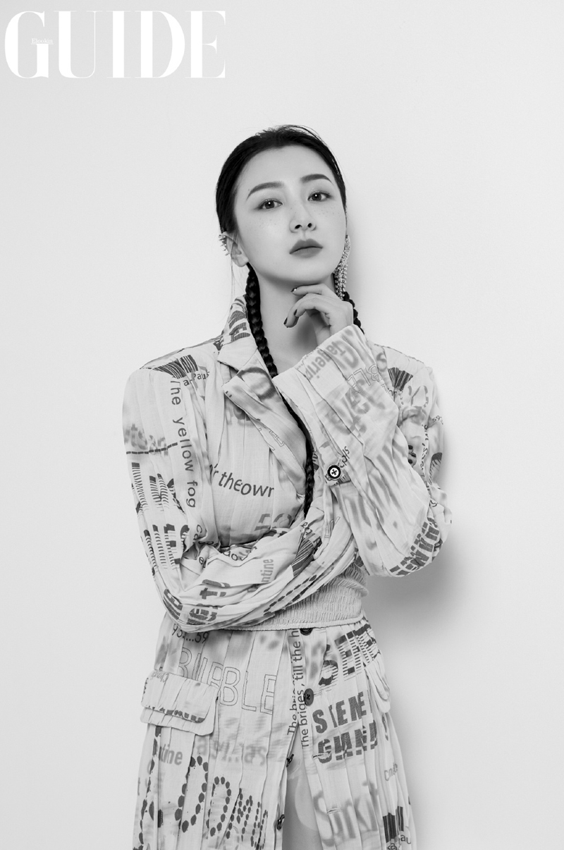 中国内地内蒙古自治区牙克石女演员叶青时尚摩登黑白写真图片图片