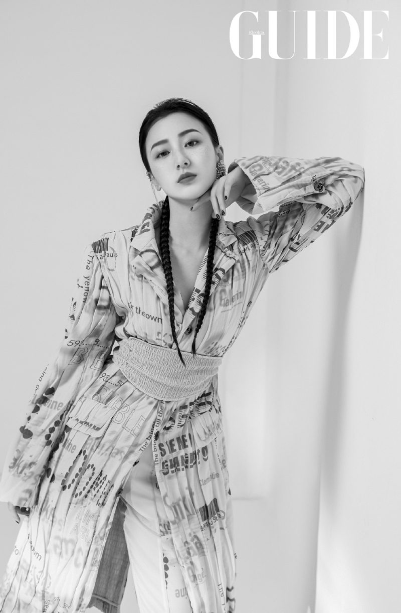 中国内地内蒙古自治区牙克石女演员叶青时尚摩登黑白写真图片图片