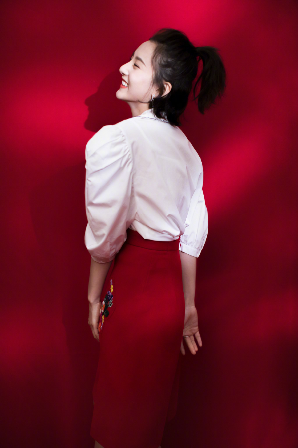 中国北京当代95后女演员小哪吒宋祖儿时尚清新写真桌面壁纸图片