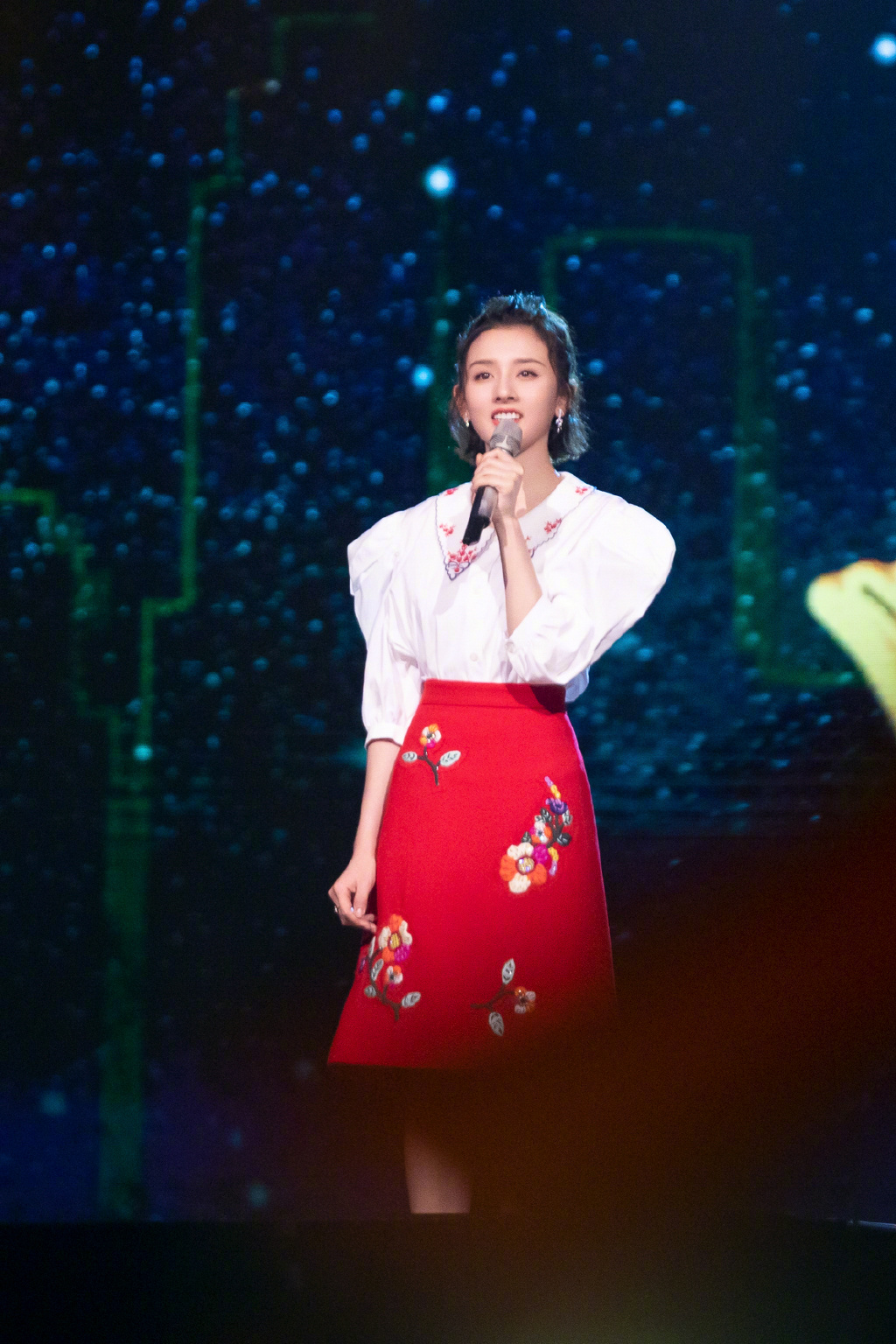 中国北京当代95后女演员宋祖儿复古格调高清桌面壁纸图片