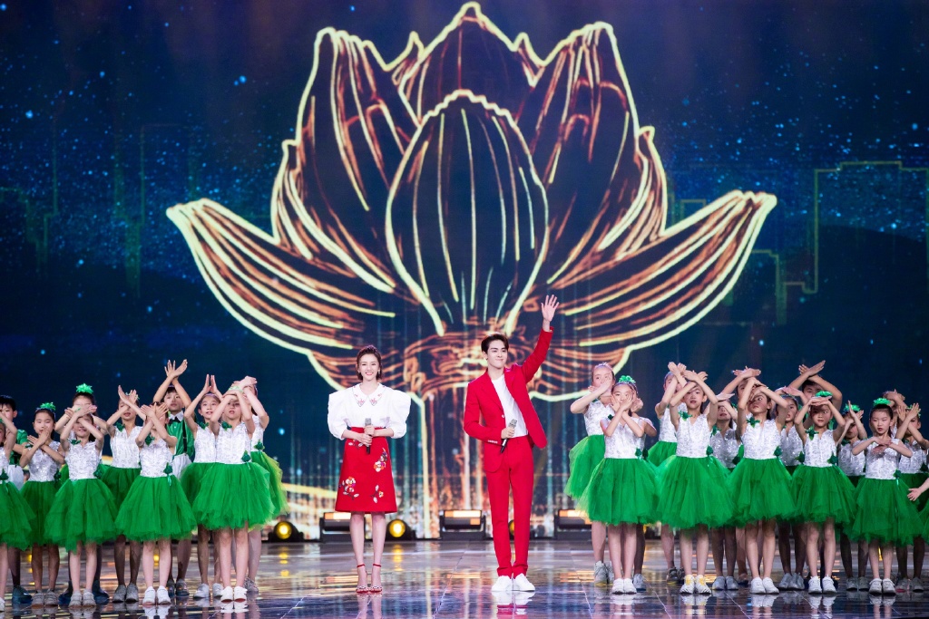 中国北京当代95后女演员小哪吒宋祖儿时尚清新写真桌面壁纸图片