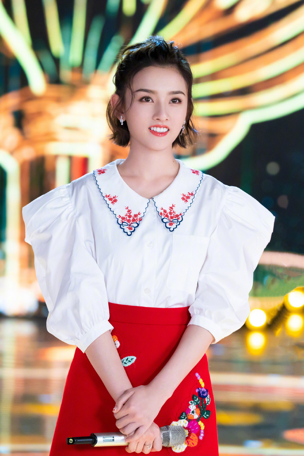 中国北京当代95后女演员小哪吒宋祖儿时尚清新写真桌面壁纸图片