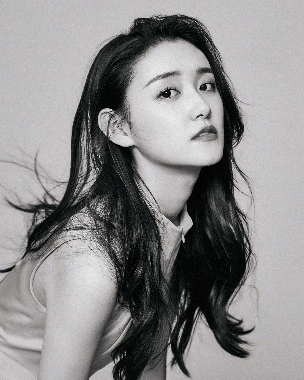 蒋依依图片 蒋依依雪中红衣甜美写真图片图片