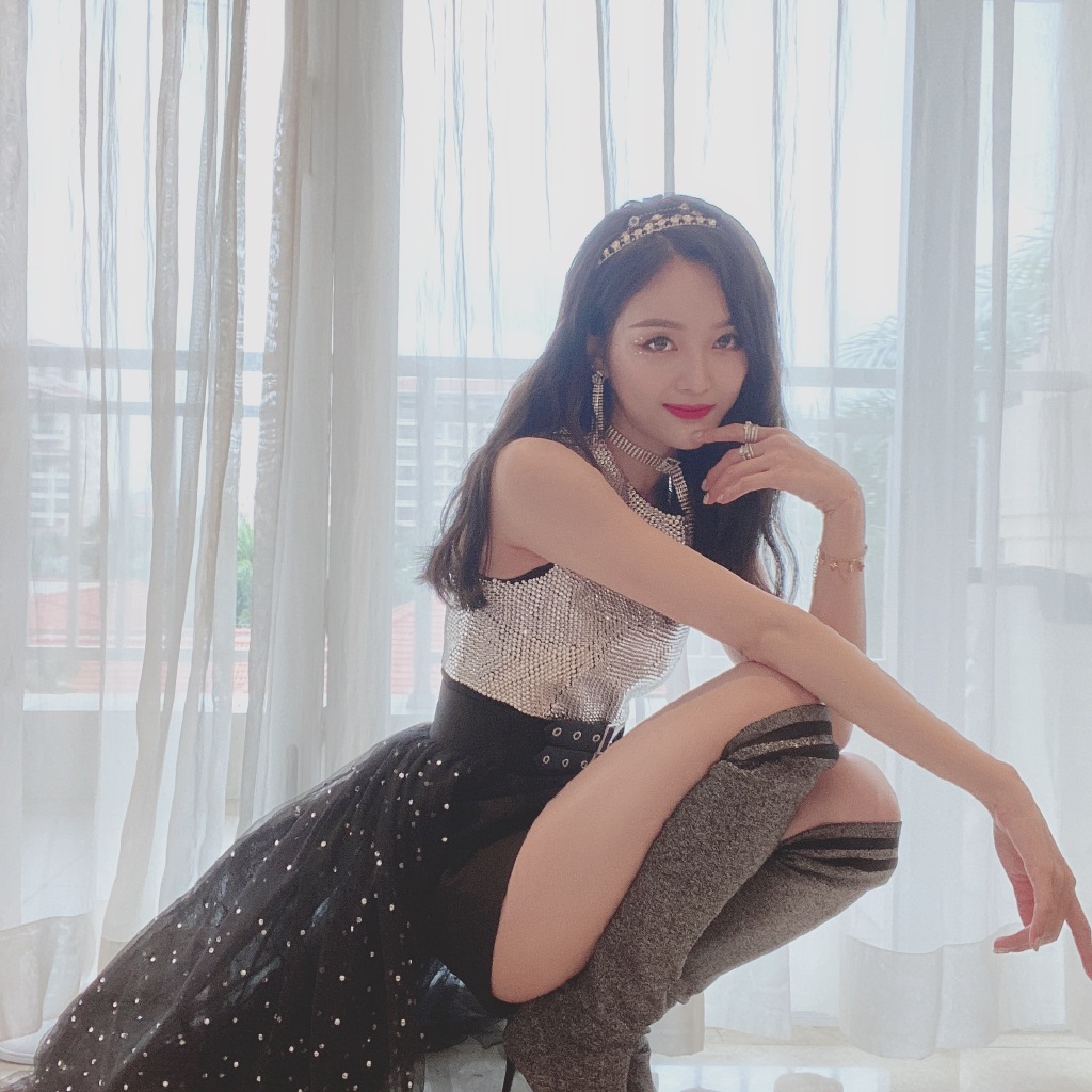 高清女明星吴宣仪俏丽私服自拍照图片图片
