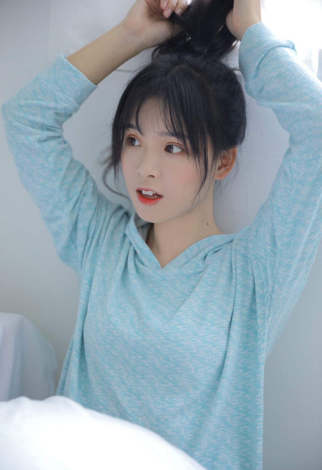 床上美女图片